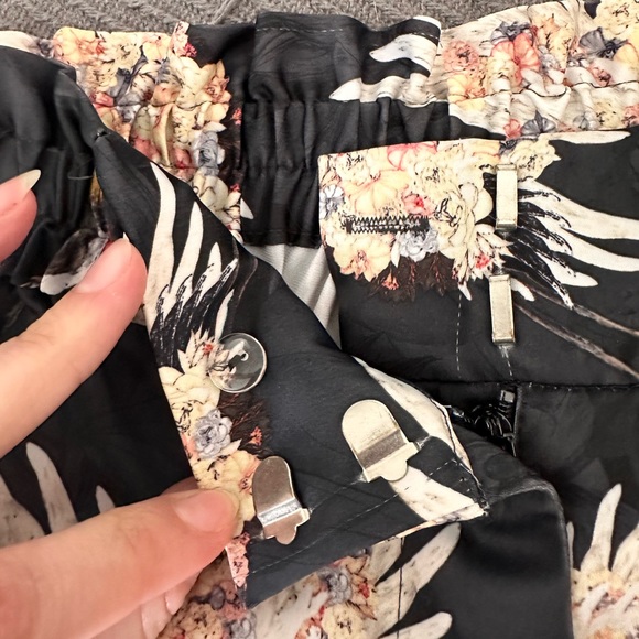 Silk Cropped Pants - Picture 4 of 6